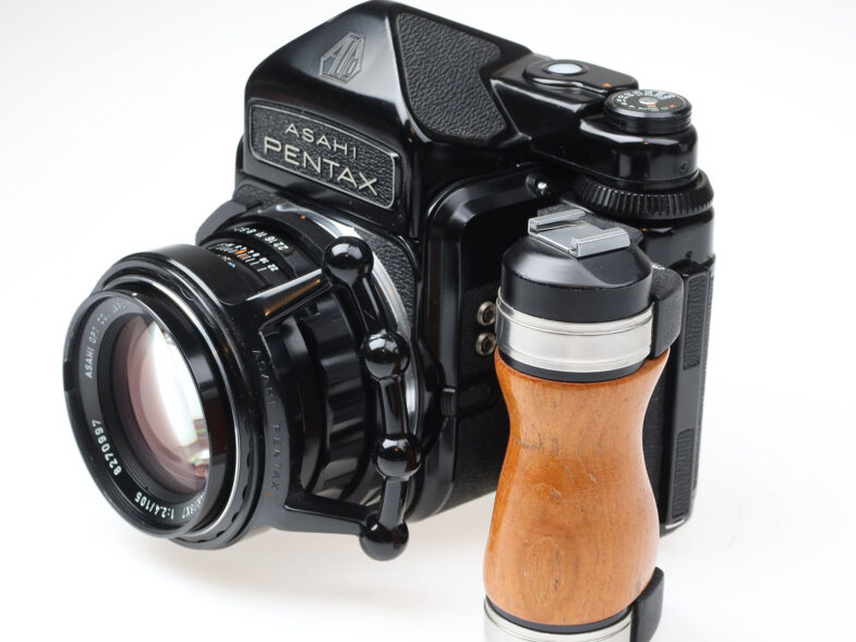 Pentax 6x7 Holzgriff Kamera camera Takumar 105mm f2.4 Objektiv lens 98166/98167 – Bild 2